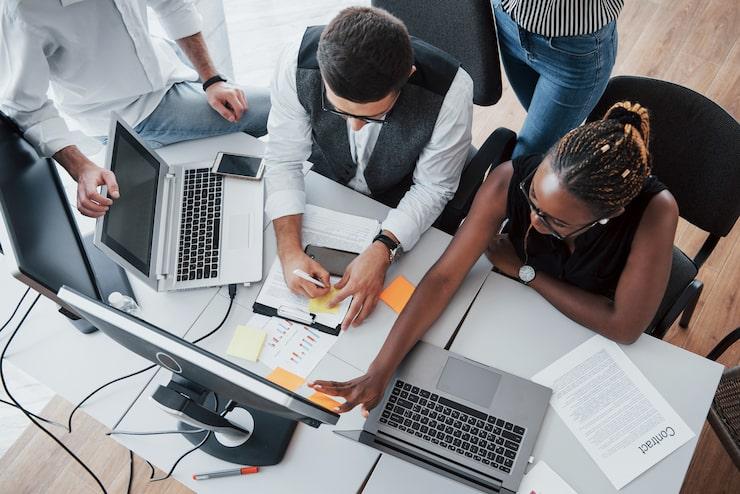 plusieurs personnes travaillant sur un meme projet avec des documents entre eux