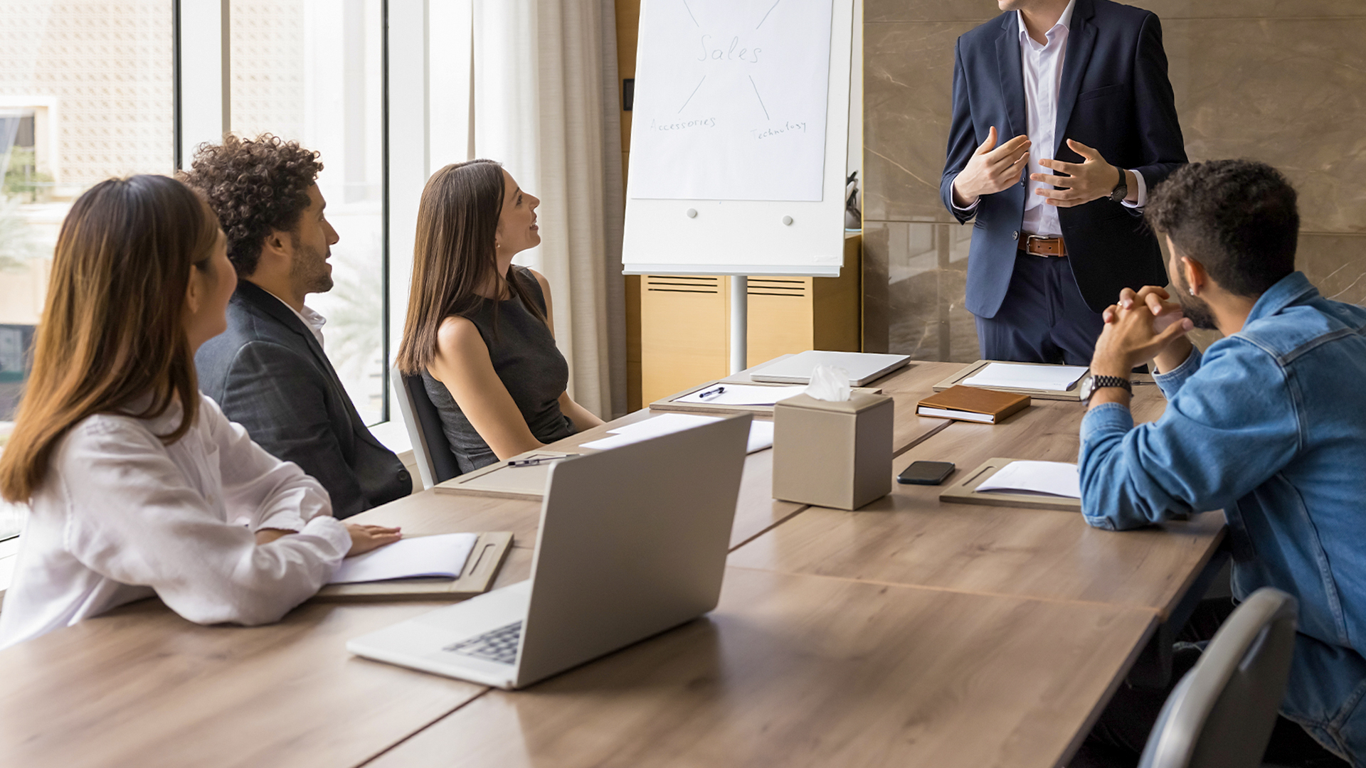 Personne faisant une présentation devant des collaborateurs